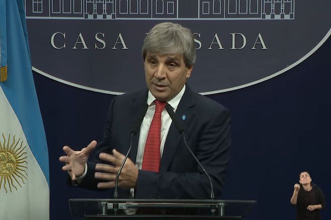 El ministro de Economía Luis Caputo busca contener el deslizamiento del dólar y por eso apeló a la intervención en el mercado cambiario, un instrumento que el Gobierno siempre había dejado de lado.