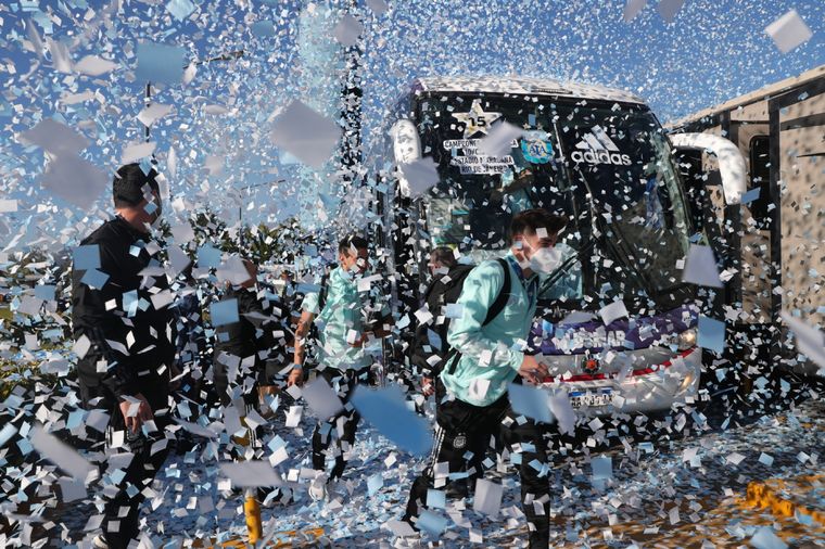 El plantel llegó al predio luego de una larga caravana con los hinchas Foto: AFA