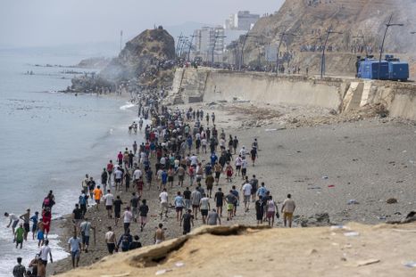 La llegada masiva de inmigrantes en Ceuta impactó en la Unión Europea, que puso bajo la lupa tratados como el acuerdo de Schengen. La llegada masiva de inmigrantes en Ceuta impactó en la Unión Europea, que puso bajo la lupa tratados como el acuerdo de Schengen.