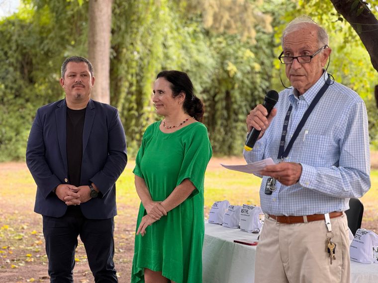 Carolina Biquard, directora ejecutiva de Fundación Compromiso, junto a Emiliano Mansilla, secretario de Desarrollo Económico del Municipio de Tigre (izquierda) y Alejandro Duhart, presidente de Patronato de la Infancia (derecha). Carolina Biquard, directora ejecutiva de Fundación Compromiso, junto a Emiliano Mansilla, secretario de Desarrollo Económico del Municipio de Tigre (izquierda) y Alejandro Duhart, presidente de Patronato de la Infancia (derecha).