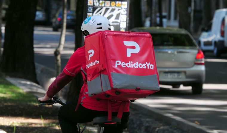 Seis de cada diez jóvenes trabajan en la informalidad. Muchos recurren a apps de reparto, changas o migración como salidas que refuerzan la precariedad. Seis de cada diez jóvenes trabajan en la informalidad. Muchos recurren a apps de reparto, changas o migración como salidas que refuerzan la precariedad.