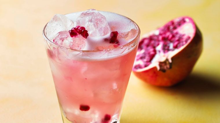 Tequila rosa. Foto: Edible Delmarva - https://edibledelmarva.ediblecommunities.com/recipes/pink-tequila-fizz