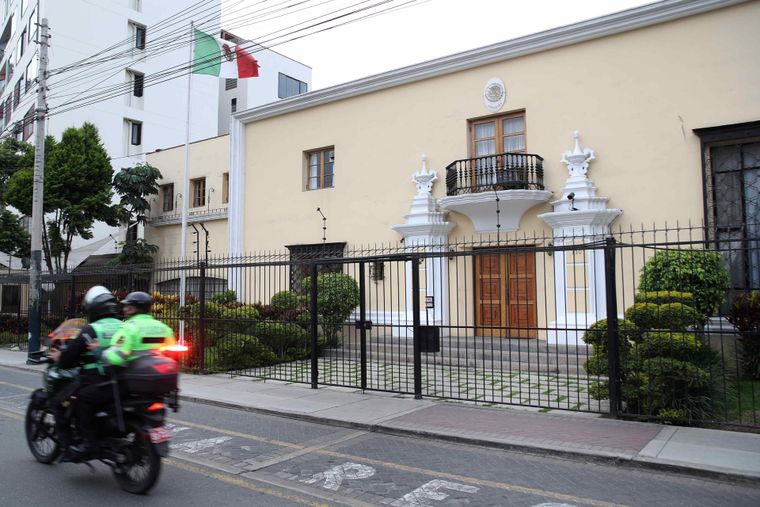La fachada de la Embajada de México este lunes, en Lima.