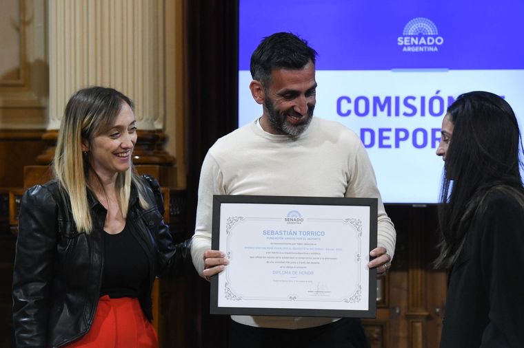 Sebastián Torrico junto a la senadora Anabel Fernández Sagasti.