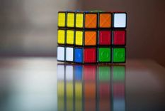 Existen diversas competencias a nivel mundial que incluyen distintos objetivos como menor tiempo y menor cantidad de movimientos Foto: EFE