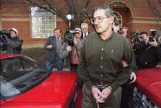 Aldrich Ames abandonó la universidad, pero su padre era un analista de la CIA que lo ayudó a conseguir un trabajo en la agencia. Aldrich Ames abandonó la universidad, pero su padre era un analista de la CIA que lo ayudó a conseguir un trabajo en la agencia.