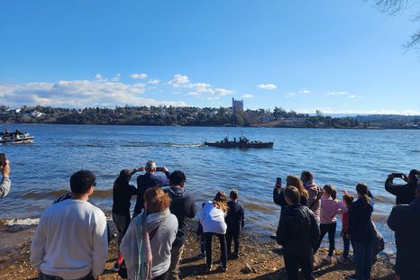 Una réplica del ARA General Belgrano surcó el San Roque en un homenaje conmovedor a los 323 héroes caídos en la Guerra de Malvinas.