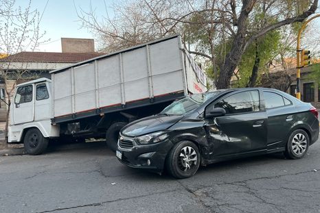 fuerte choque en plena ciudad de mendoza: hay desvios en el transito fuerte choque en plena ciudad de mendoza: hay desvios en el transito