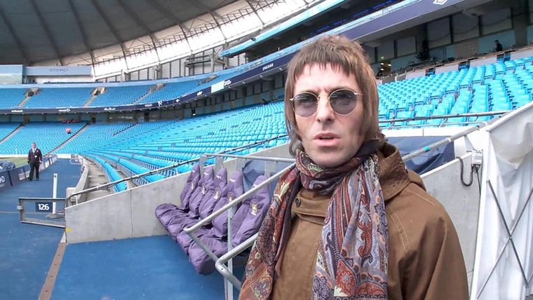 Liam Gallagher visitando el estadio del Manchester City.