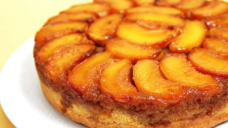 Aprendé a preparar estar tarta invertida de durazno. Foto: Pronto