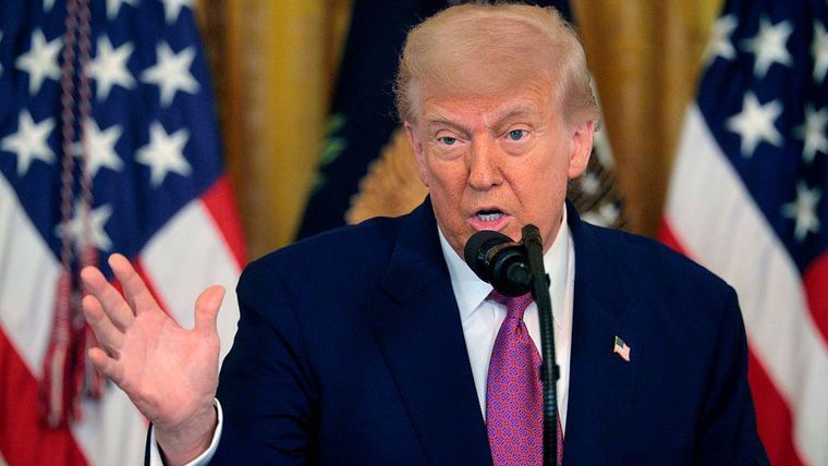 Si involucra a EE.UU. en el conflicto, "Trump será recordado para siempre por una guerra que no era suya, sino que arrastró (al país) a ella", agrega Khatibzadeh.