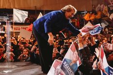 gesto: bachelet felicito a longueira, su contrincante