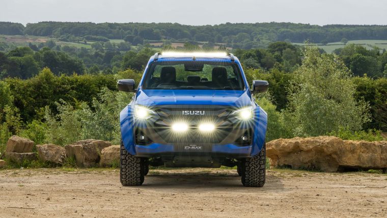 Disponible exclusivamente con transmisión automática de seis velocidades y configuración de cabina doble, la pick-up de Isuzu sigue revolucionando el mercado tanto en diseño como en funcionalidad.
