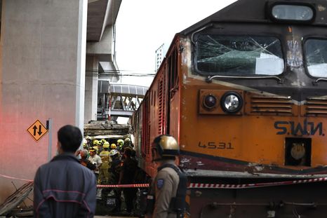 El accidente del tren y el colectivo ocurrió en una de las zonas más transitadas de la capital tailandesa El accidente del tren y el colectivo ocurrió en una de las zonas más transitadas de la capital tailandesa