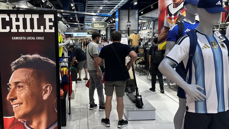 Resolvemos un dilema: ¿conviene comprar la camiseta de la Selección Argentina en Chile o en nuestro país?