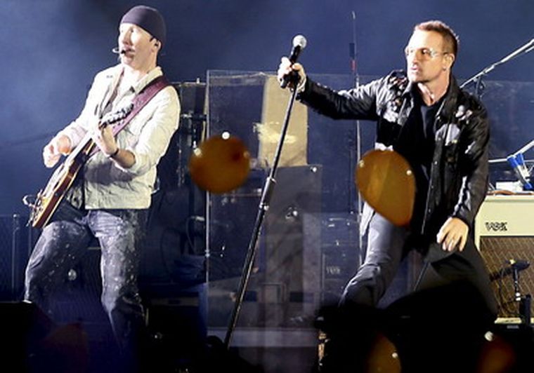 Bono y The Edge, en el primer show de la nueva gira de U2. Foto: EFE