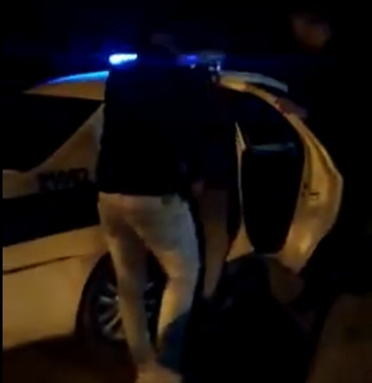 Detención El momento en que detuvieron a los infractores. Imagen: El editor platense.