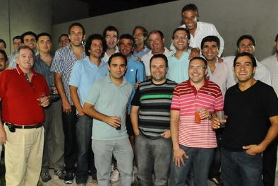 MDZol | Roberto Farruggia y la banda de amigos que celebró su cumpleaños. Foto: Alf Ponce / MDZ
