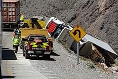 Las imágenes del vuelco del camión en Caracoles. Las imágenes del vuelco del camión en Caracoles.