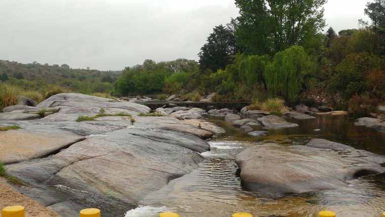 El río Los Chorrillos atraviesa el pueblo, formando piletones naturales que atraen a cientos de visitantes en verano.