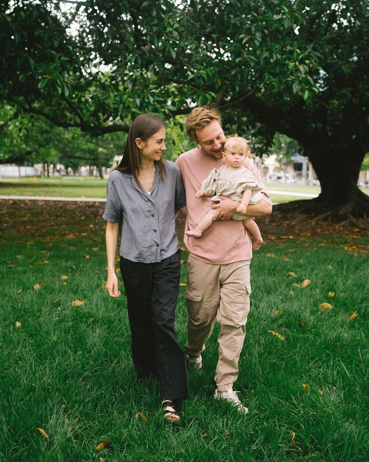 Ksenia Romantsova y Konstantin Voronin con su pequeña hija. Ksenia Romantsova y Konstantin Voronin con su pequeña hija.