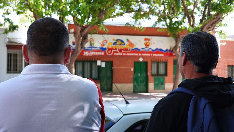 Los trabajadores reunidos en la puerta de la fábrica Foto: Rodrigo DAngelo / MDZ