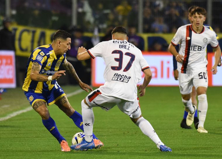 Ángel Di María engancha ante la marca del lateral de San Lorenzo, Elías Báez