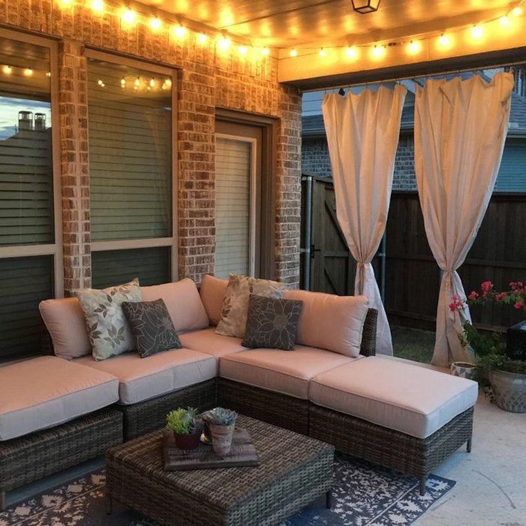 Las cortinas pueden ser un aporte importante en galerías y pérgolas. Cumplen dos funciones muy importantes: por un lado son utilitarias, y también decorativas.