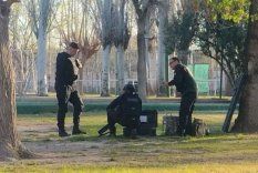 Policías de Explosivos trabajando en el lugar. Policías de Explosivos trabajando en el lugar.