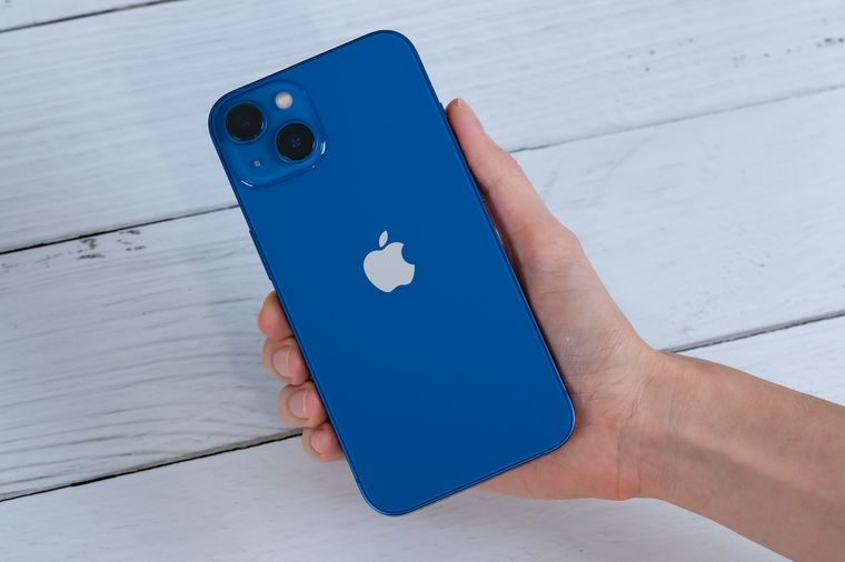 El iPhone 13 combina pantalla Super Retina XDR, chip A15 Bionic y doble cámara de 12 MP. El iPhone 13 combina pantalla Super Retina XDR, chip A15 Bionic y doble cámara de 12 MP.