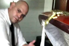 Un operativo policial permitió identificar a Diego Molina como líder de una de toma en el barrio de La Paternal. Se trata del mismo hombre que en 2021 fue condenado por “profanación de cadáver” tras haberse fotografiado junto al cuerpo de Diego Maradona.