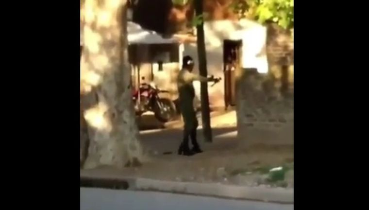 Un hombre con una katana aterroriza a los vecinos de Caseros.