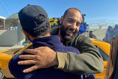 MDZol | Esta foto muestra el momento en que este palestino, que se había quedado varado en Egipto debido a la guerra, es recibido a su llegada a Gaza, durante la tregua temporal entre Hamás e Israel. Foto: Reuters/ARAFAT BARBAKH