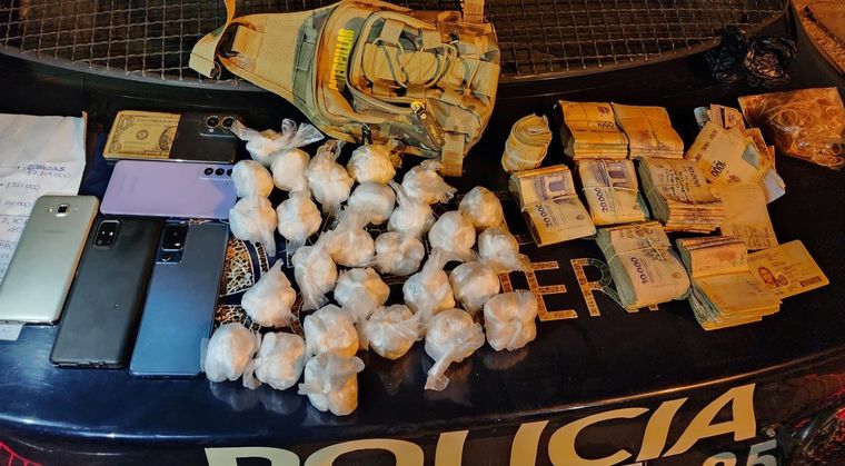 Los paquetes con la droga fraccionada, el dinero y los celulares incautados. Foto: Gentileza.