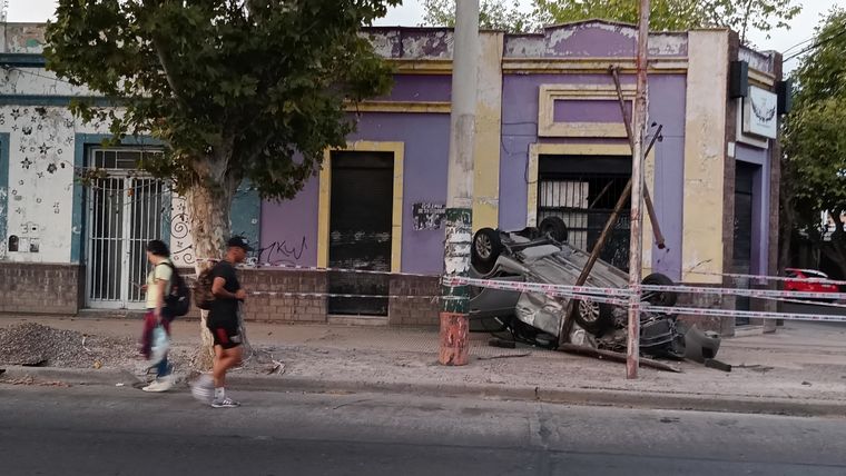 El Fiat Palio está desde el lunes en la vereda. Foto: Walter Moreno/ MDZ