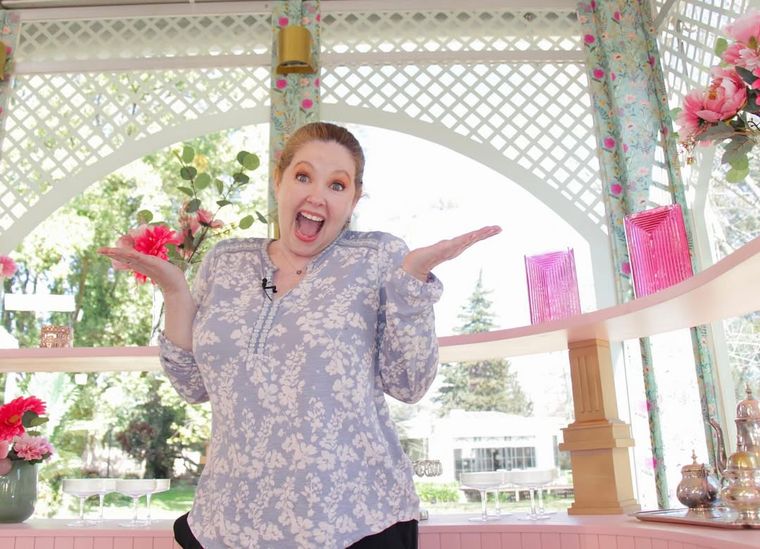 La actriz busca celebrar sus casi seis décadas en el espectáculo con una serie que promete ser reveladora. La actriz busca celebrar sus casi seis décadas en el espectáculo con una serie que promete ser reveladora.