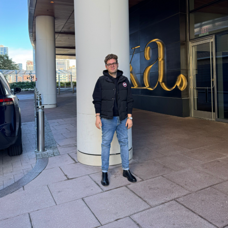 Luka y su madre viajaron a Estados Unidos para aumentar las probabilidades de conseguir un donante.