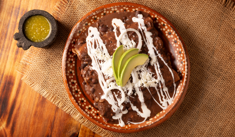 Una curiosidad de esta receta es que en algunas regiones se prepara con frijoles negros y en otras con frijoles bayos o pintos, cambiando su color y sabor.