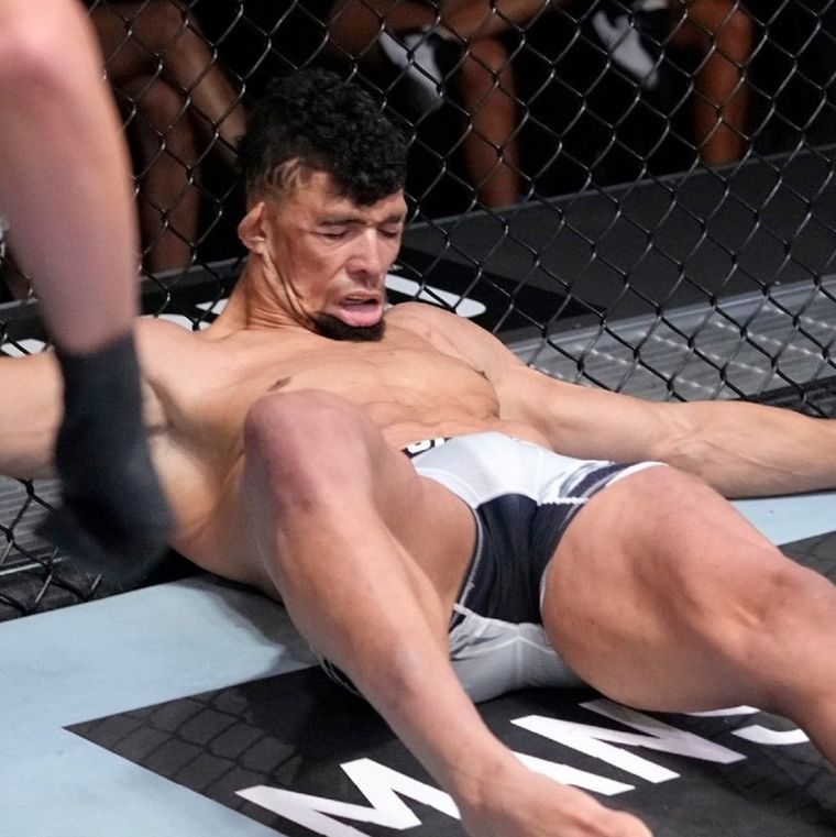 Johnny Walker cae tras el terrible golpe de Jamahal Hill. Foto: @QuintoRoundMMA