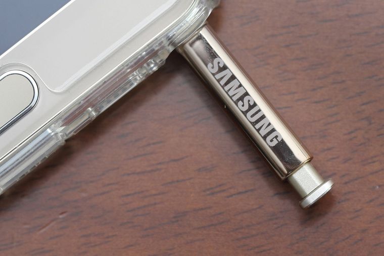 El diseño del teléfono actual limita la inserción del lápiz a una sola posición. El diseño del teléfono actual limita la inserción del lápiz a una sola posición.