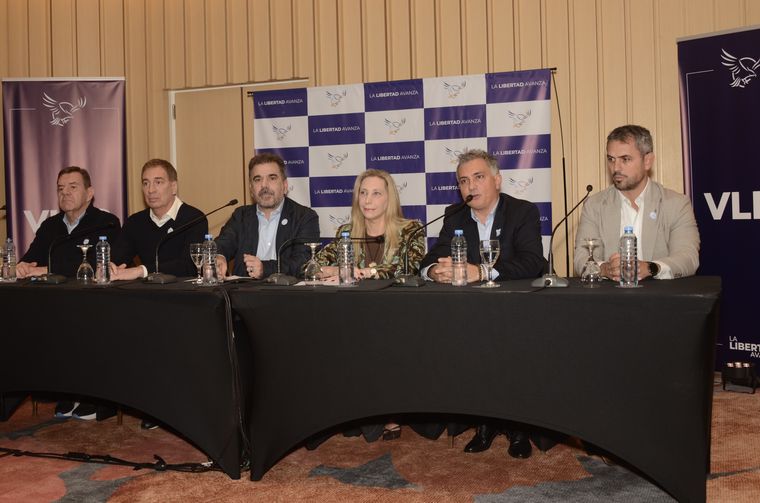 Guillermo Montenegro, Diego Santilli, Cristian Ritondo, Karina Milei, Sebastían Pareja y Martín Menem en la oficialización de la alianza entre el PRO y La Libertad Avanza en la provincia de Buenos Aires. Guillermo Montenegro, Diego Santilli, Cristian Ritondo, Karina Milei, Sebastían Pareja y Martín Menem en la oficialización de la alianza entre el PRO y La Libertad Avanza en la provincia de Buenos Aires.