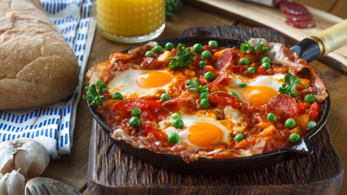Así se preparan los mejores huevos a la flamenca en pocos minutos