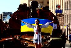 Ucrania ucranianos tanques La gente salió a las calles en Kiev para mostrar su apoyo. Foto: Efe.