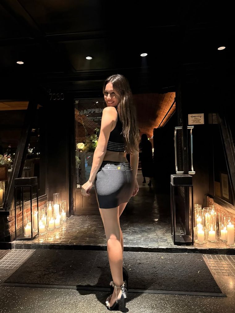 El look de Pampita que redefinió el negro en modo chic. El look de Pampita que redefinió el negro en modo chic.