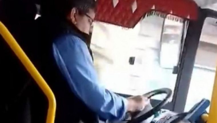 Manejaba el colectivo mirando el celular y atropelló a un ciclista Foto: NA