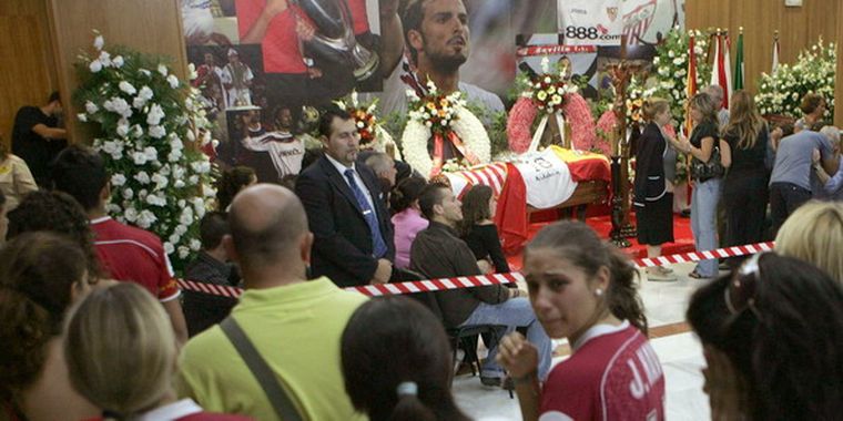 Muestras de dolor de los que se acercaron a despedir los restos del jugador. Foto: Efe