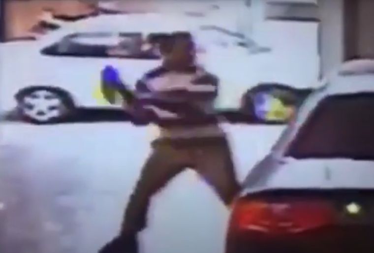 Sin control Por motivos que aún se desconocen, el sujeto empezó a repartir mandobles. De milagro no murió nadie.