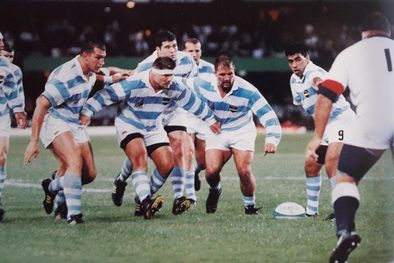 MDZol | La calma que antecede al huracán. Se viene La Gran Cacho para arrollar a los ingleses y apoyar un try en el Mundial 1995. Foto: he Story of the Rugby World Cup South Africa 1995