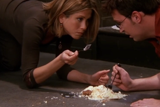 Rachel y Chandler, con el cheescake. Foto: Friends Wiki - Fandom