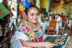 Mujer vestida con prendas tradicionales mayas.